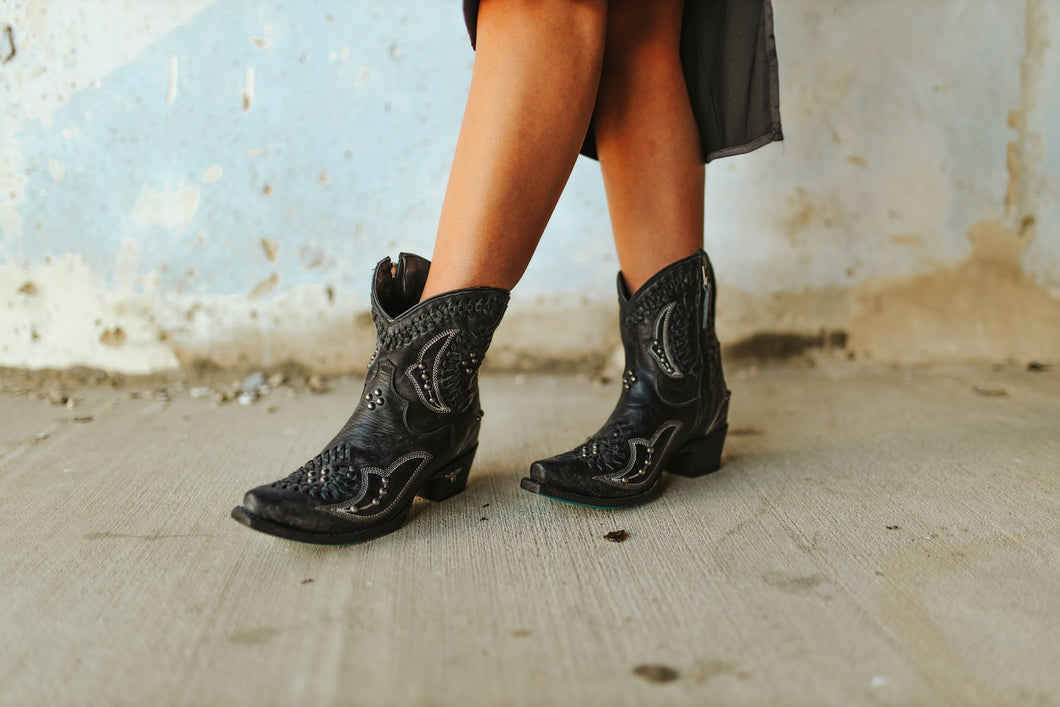 Cossette Bootie *distressed jet black*